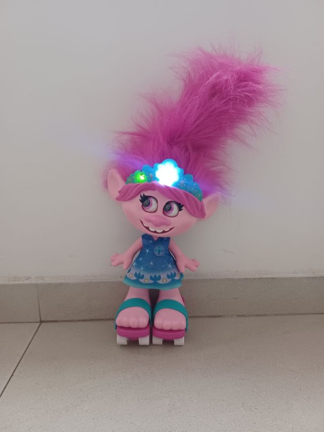 Muñeca Troll Poppy con Patines