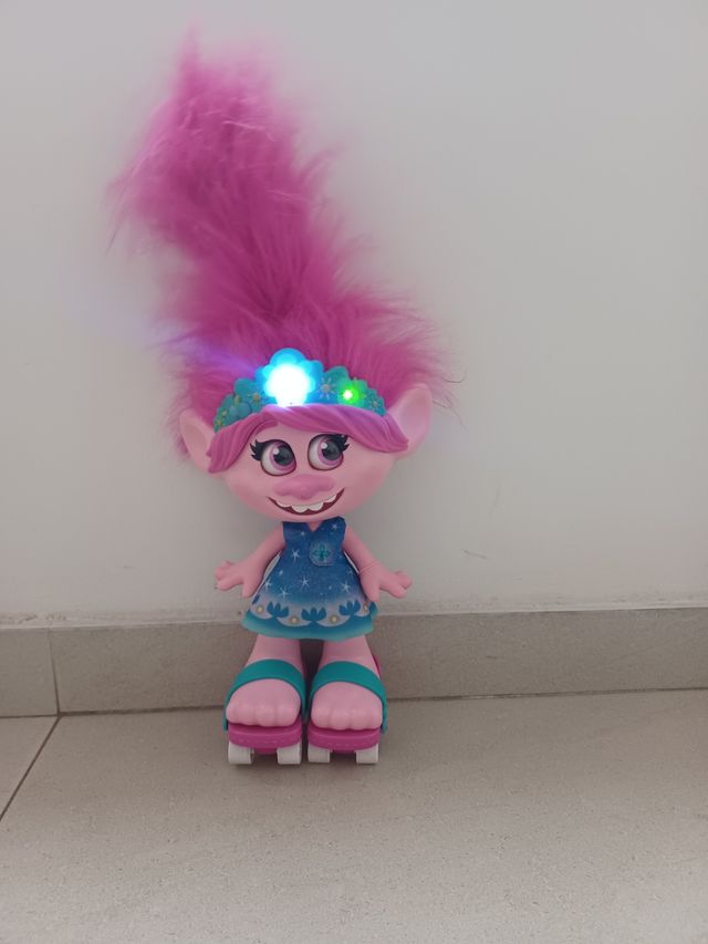Muñeca Troll Poppy con Patines