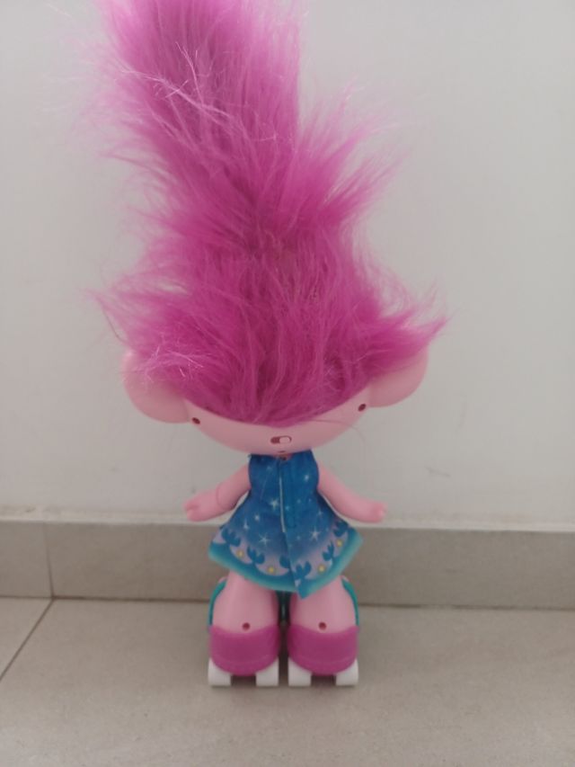 Muñeca Troll Poppy con Patines