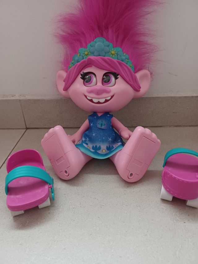 Muñeca Troll Poppy con Patines
