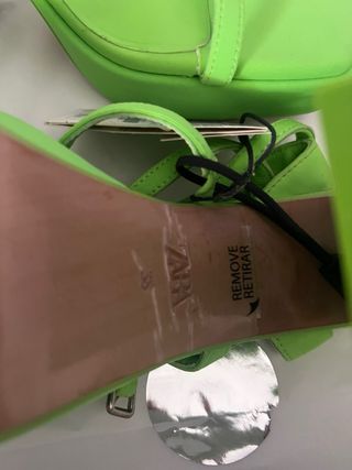 Zapatos de tacón Zara verde neón