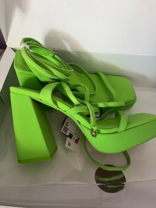 Zapatos de tacón Zara verde neón