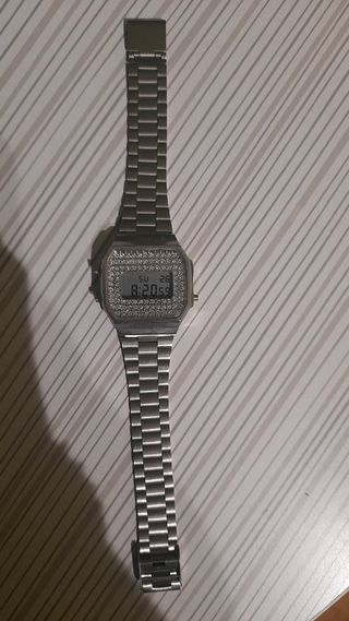 Reloj plateado con diamante tipo casio NO ES CASIO