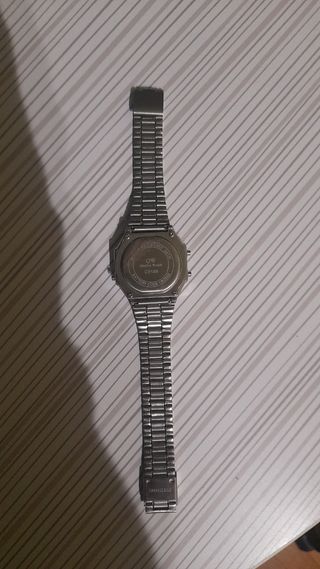 Reloj plateado con diamante tipo casio NO ES CASIO