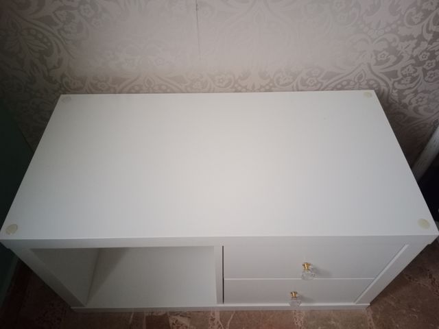 Mesa auxiliar blanca con cajones