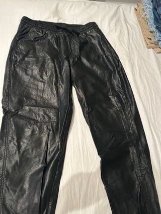 Pantalones de cuero Zara negros