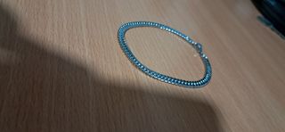 Pulsera de acero inoxidable en tono plateado.