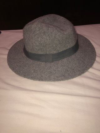 Sombrero gris de fieltro