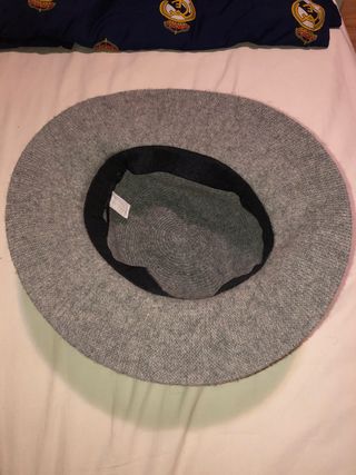 Sombrero gris de fieltro