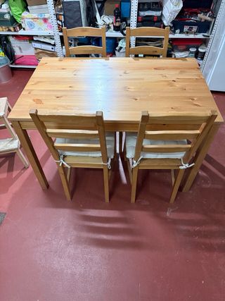 Mesa de comedor de madera