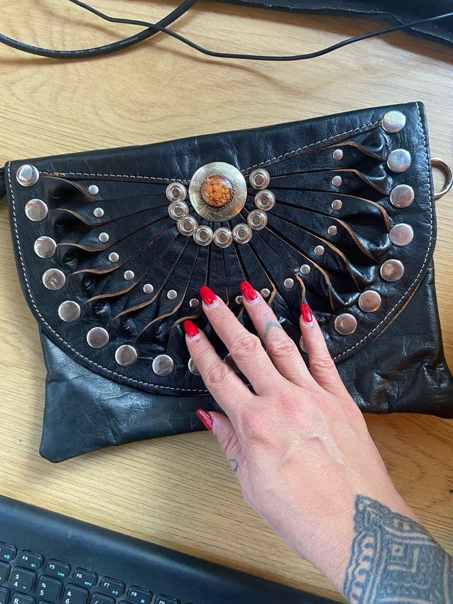 Bolso de mano de cuero negro y dorado