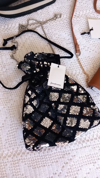 Bolso fiesta lentejuelas negro Stradivarius