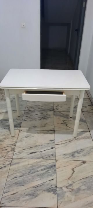 Mesa de madera maciza blanca con cajón, extensible