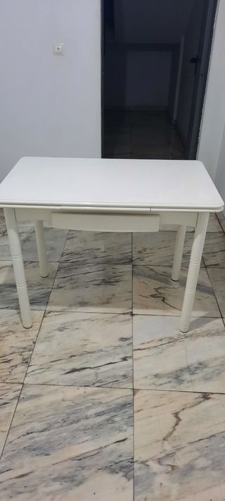 Mesa de madera maciza blanca con cajón, extensible