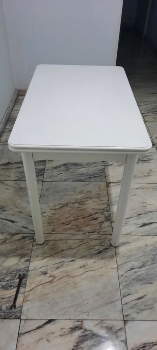Mesa de madera maciza blanca con cajón, extensible