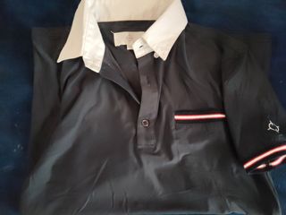 Camiseta polo negra y pantalón cada prenda 15€