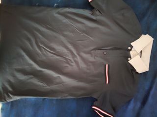 Camiseta polo negra y pantalón cada prenda 15€