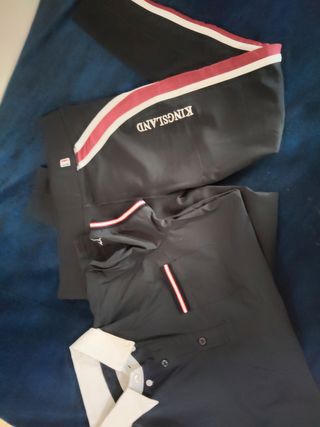 Camiseta polo negra y pantalón cada prenda 15€