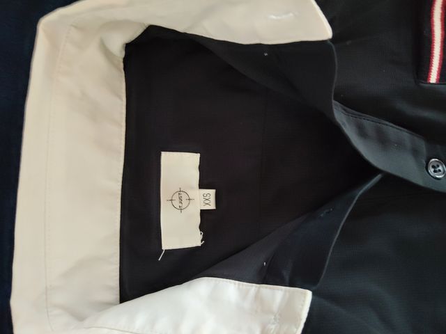 Camiseta polo negra y pantalón cada prenda 15€