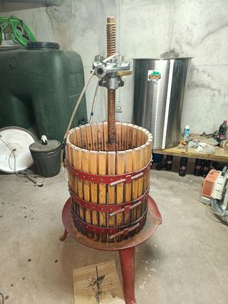 Bidones acero inox, prensa y despalilladora