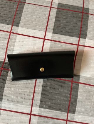 Estuche gafas negro y dorado