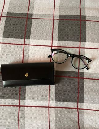 Estuche gafas negro y dorado