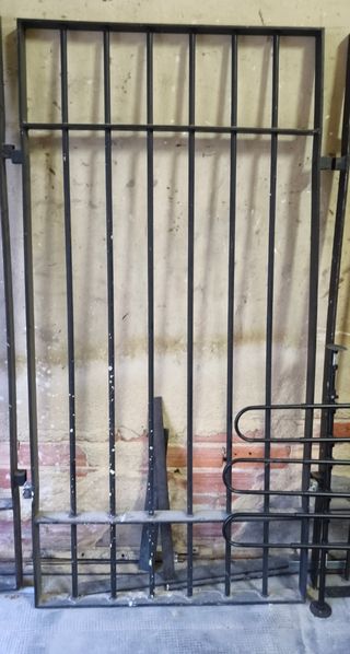 Rejas de hierro. 2mx1m de medida.