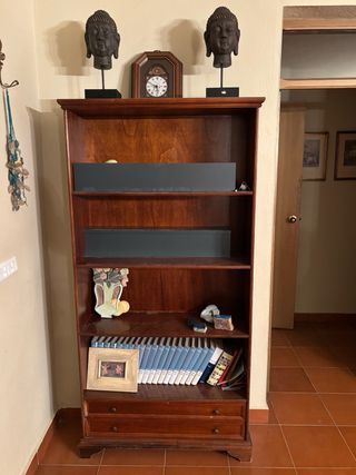 Librería de madera con cajones