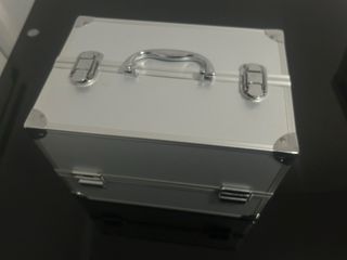 Maletín plateado con asa y cierres