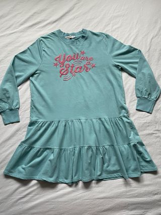 Vestido turquesa con volantes y estampado