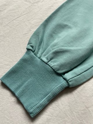 Vestido turquesa con volantes y estampado