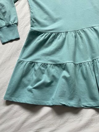 Vestido turquesa con volantes y estampado