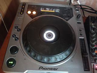 Conjunto DJ Pioneer CDJ-800 + Mesa de Mezclas