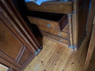 Sinfonier de madera con detalles dorados