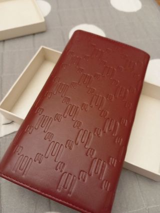 Billetera granate con diseño grabado