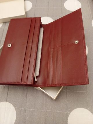 Billetera granate con diseño grabado