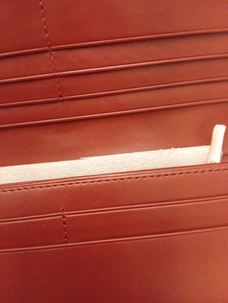 Billetera granate con diseño grabado