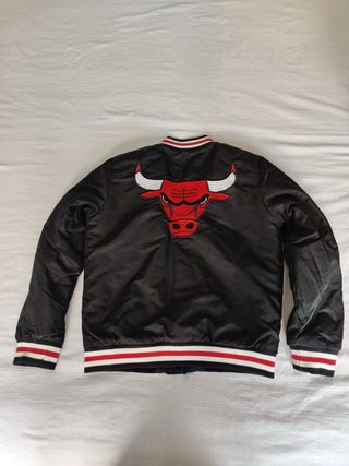 Cazadora Chicago Bulls Negra Roja. Talla 9 años