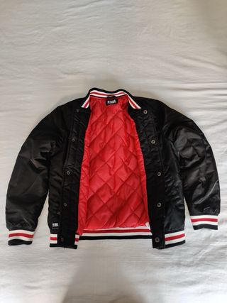 Cazadora Chicago Bulls Negra Roja. Talla 9 años