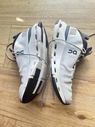 Zapatillas deportivas On Running grises y blancas