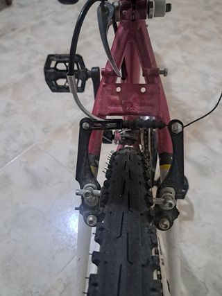 Bicicleta de montaña morada y blanca