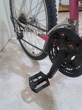 Bicicleta de montaña morada y blanca