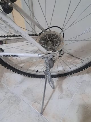 Bicicleta de montaña morada y blanca