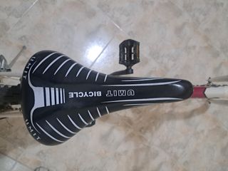 Bicicleta de montaña morada y blanca