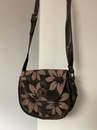 Bolso bandolera marrón con flores