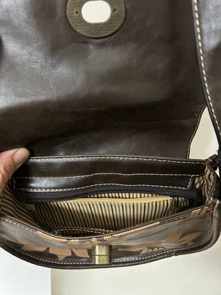 Bolso bandolera marrón con flores