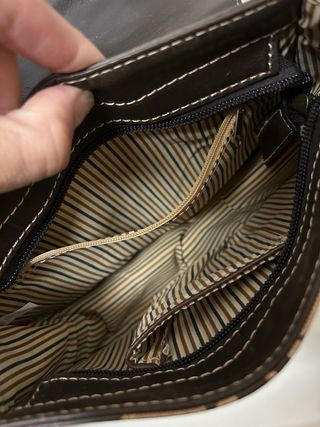 Bolso bandolera marrón con flores
