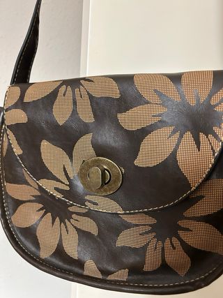 Bolso bandolera marrón con flores