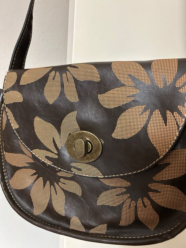 Bolso bandolera marrón con flores
