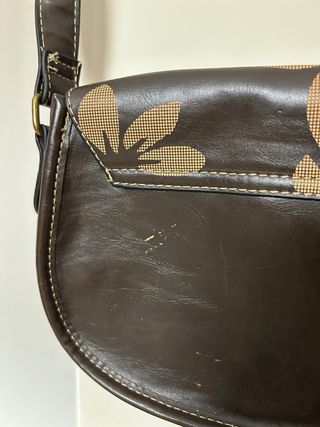 Bolso bandolera marrón con flores
